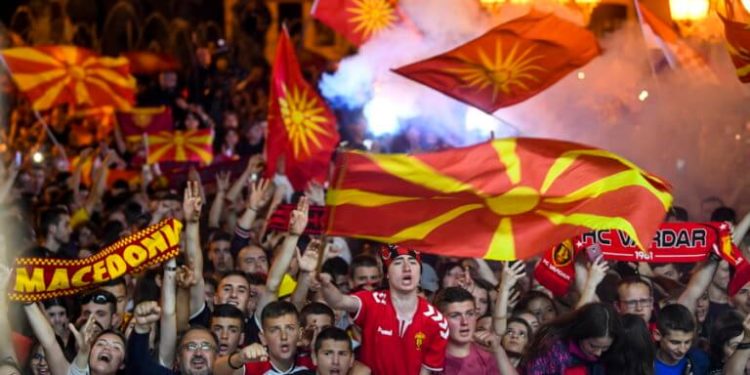 Σκόπια: 100.000 φώναζαν ρυθμικά «Ποτέ Βόρεια – Μόνο Μακεδονία» [video, pics]
