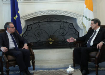 Απεσταλμένος του Μητσοτάκη στον Αναστασιάδη ο Κουμουτσάκος