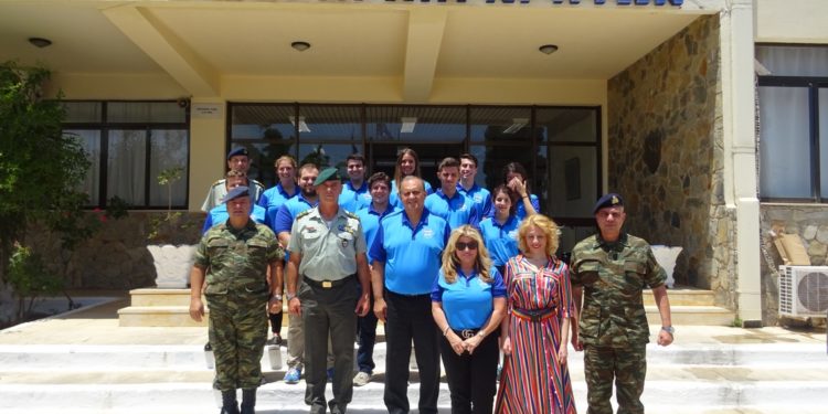 Στο στρατόπεδο «ΠΑΠΑΓΟΥ» παρευρέθη αντιπροσωπεία σπουδαστών του Ελληνοαμερικανικού Ινστιτούτου