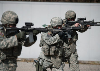 στρατιώτες