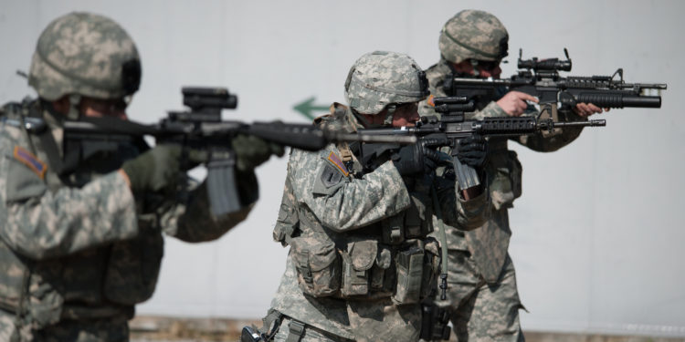 στρατιώτες