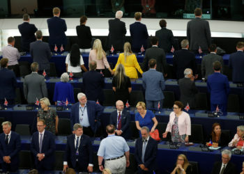 Απρέπεια! Ευρωβουλευτές υπέρ του Brexit γύριζαν την πλάτη στον ύμνο της Ευρώπης