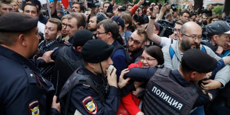 Ρωσία: Συλλήψεις σε διαδήλωση κατά της κυβέρνησης