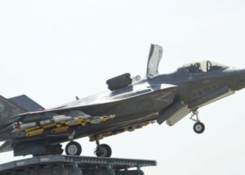F-35: Αυτή είναι η πρώτη γυναίκα που θα πιλοτάρει το μαχητικό αεροσκάφος [pic]
