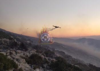 Φωτιά στον Υμηττό – Τιτάνιες προσπάθειες για να περιοριστεί στην κορυφογραμμή