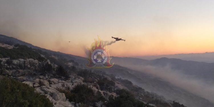 Φωτιά στον Υμηττό – Τιτάνιες προσπάθειες για να περιοριστεί στην κορυφογραμμή