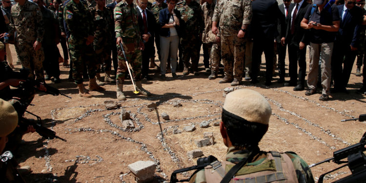 DW: Ο «ελληνικός καύσωνας» της Γερμανίδας υπουργού Άμυνας στο Ιράκ