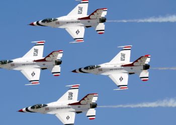 F-16: Εντυπωσιακές εναέριες επιδείξεις από τα αμερικανικά Thunderbirds [pic/vid]