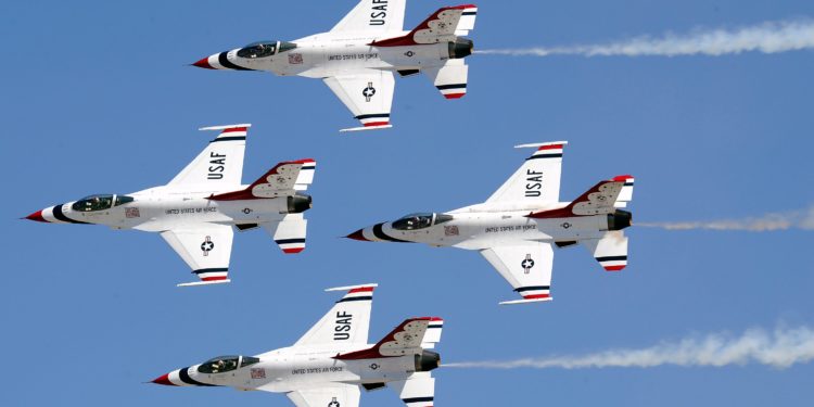 F-16: Εντυπωσιακές εναέριες επιδείξεις από τα αμερικανικά Thunderbirds [pic/vid]