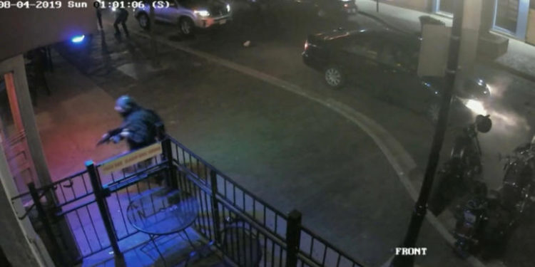 Video-σοκ: Η στιγμή που αστυνομικοί εξουδετερώνουν τον μακελάρη του Οχάιο