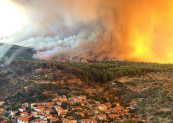Συγκλονιστική εικόνα της πύρινης λαίλαπας από το πιλοτήριο του Chinook