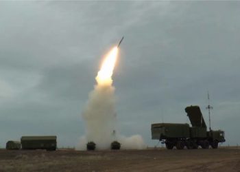 S-400: Η Ρωσία δείχνει τα δόντια της – Πλάνα από τη στιγμή εκτόξευσης των πυραύλων [vid]