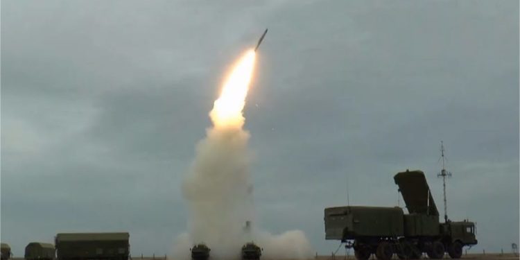 S-400: Η Ρωσία δείχνει τα δόντια της – Πλάνα από τη στιγμή εκτόξευσης των πυραύλων [vid]