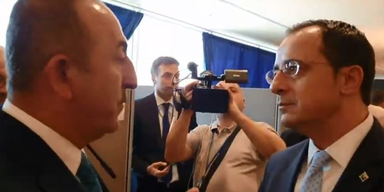 Τσαβούσογλου: Αρνήθηκε χειραψία στον Χριστοδουλίδη μετά από «ντιμπέιτ» [vid]