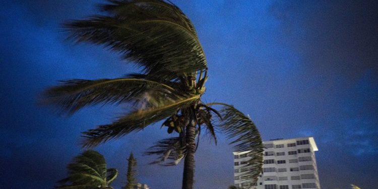 Dorian: Ο κυκλώνας σαρώνει τις Μπαχάμες – Εκκενώνονται περιοχές στη Φλόριντα [vid/pic]