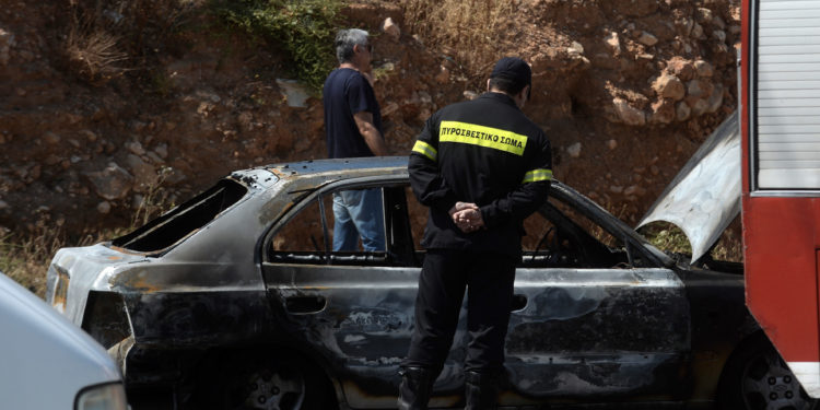 Σοκ! Πήγαν να σβήσουν φωτιά και βρήκαν νεκρό άτομο σε αυτοκίνητο