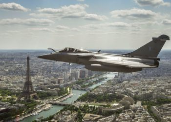 Rafale: Τα γαλλικά μαχητικά «σκεπάζουν» το Παρίσι [vid]