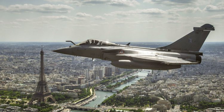 Rafale: Τα γαλλικά μαχητικά «σκεπάζουν» το Παρίσι [vid]