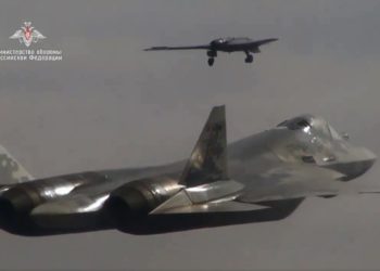 Su-57 VS UAV «Hunter»: Εντυπωσιακή κοινή πτήση από τα ρωσικά «κοσμήματα των αιθέρων» [vid]