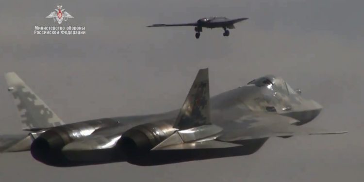 Su-57 VS UAV «Hunter»: Εντυπωσιακή κοινή πτήση από τα ρωσικά «κοσμήματα των αιθέρων» [vid]