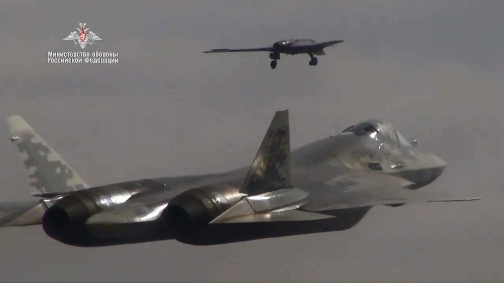 Российский бпла охотник и су 57. Беспилотника охотник сбитого истребителем су 57. Бпла охотник и су-57. Видео су 57 и охотника. Су 57 и беспилотник охотник.