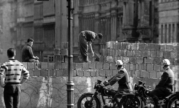 Πτώση του Τείχους του Βερολίνου: Όταν δύο κόσμοι «ενώθηκαν» ξανά