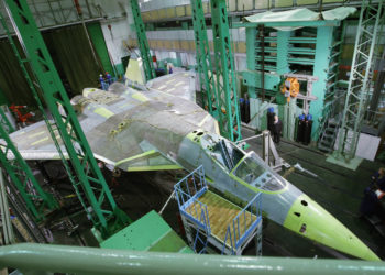 SU-57: Ο στρατός αποκαλύπτει «επτασφράγιστα» μυστικά – Έτσι φτιάχνονται τα ρωσικά «γεράκια» [vid]