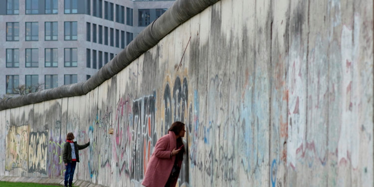 Πτώση του Τείχους του Βερολίνου: Όταν δύο κόσμοι «ενώθηκαν» ξανά