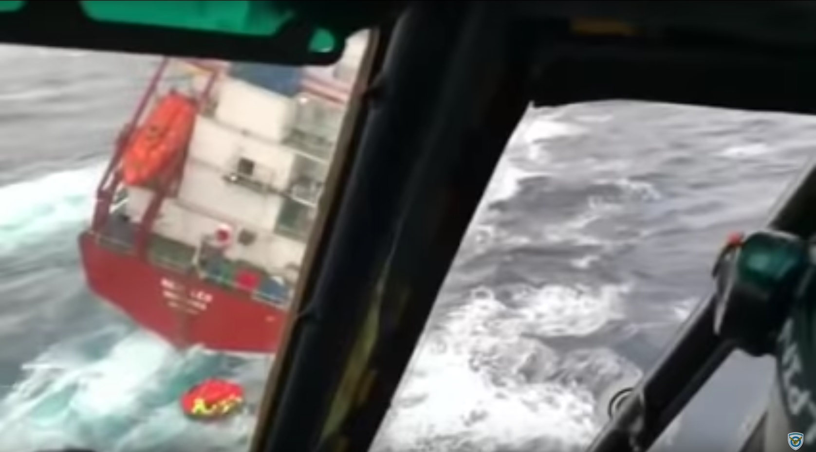 Καρέ - καρέ η επιχείρηση της ΠΑ για τη διάσωση ναυτικών από τα μανιασμένα κύματα [vid]