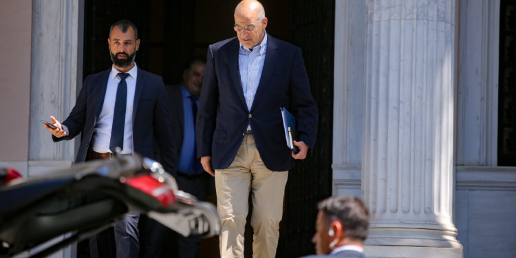 Κούτσης για Δένδια