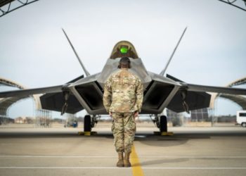 F-22: Τα stealth μαχητικά επέστρεψαν στη βάση τους μετά από μία… «ιστορική αποστολή» στη Μέση Ανατολή [pics]
