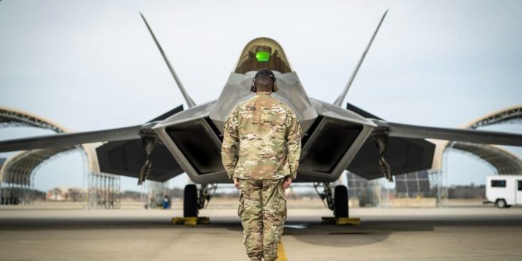 F-22: Τα stealth μαχητικά επέστρεψαν στη βάση τους μετά από μία… «ιστορική αποστολή» στη Μέση Ανατολή [pics]