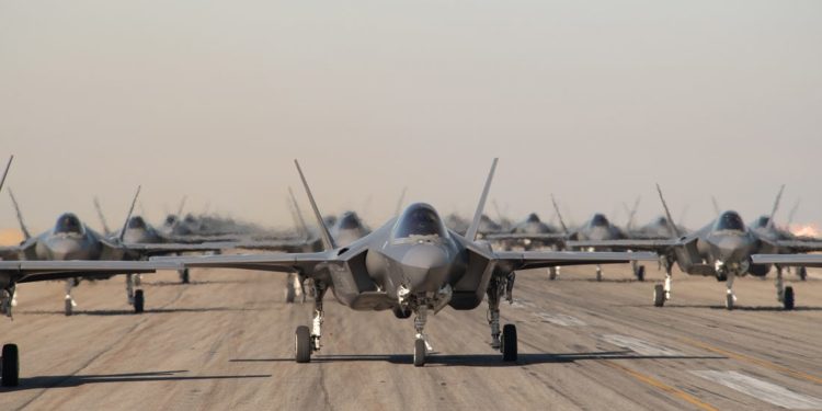 F-35 vs J-20: Ποιο stealth μαχητικό θα έχει το πάνω χέρι στη μάχη των αιθέρων [pics/vid]