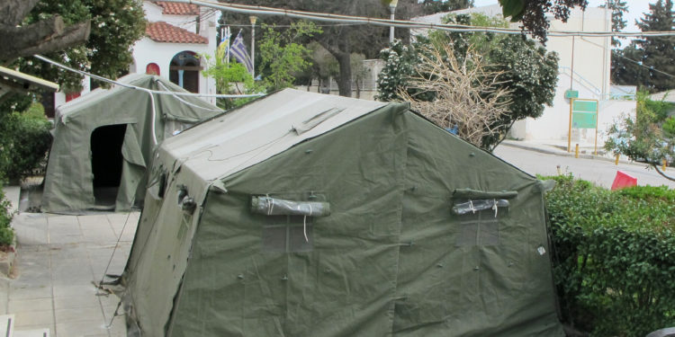 Κορονοϊός: Στρατιωτικές σκηνές για την υποδοχή εμπύρετων ασθενών στο νοσοκομείο Αγίου Παύλου