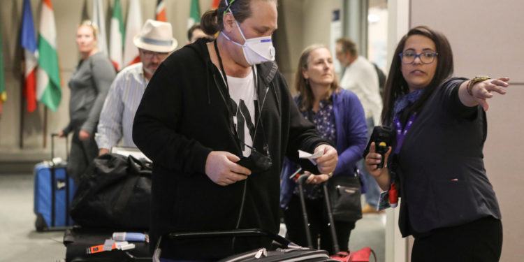 Χάος στα αεροδρόμια των ΗΠΑ λόγω κορονοϊού