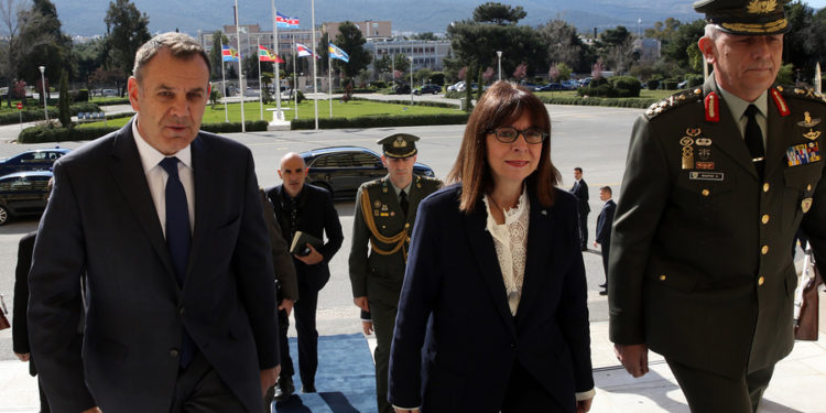 Στο ΥΕΘΑ η Πρόεδρος της Δημοκρατίας: Συνομιλία με τους φρουρούς των συνόρων στον Έβρο