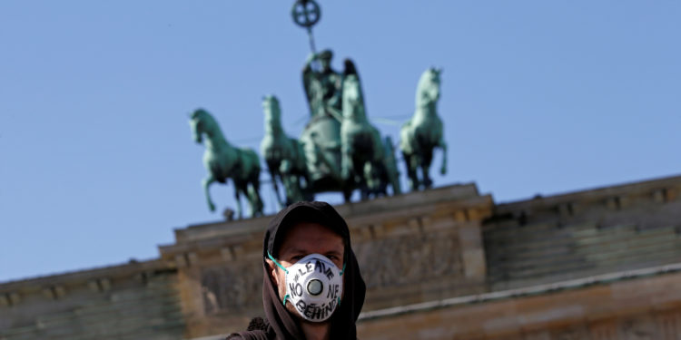 Γερμανία: Έσπασε το φράγμα των 2.000 θανάτων από κορονοϊό
