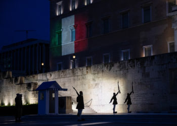 Times: Παρά την απείθαρχη φύση τους, οι Έλληνες δείχνουν μια σπάνια πλευρά τους