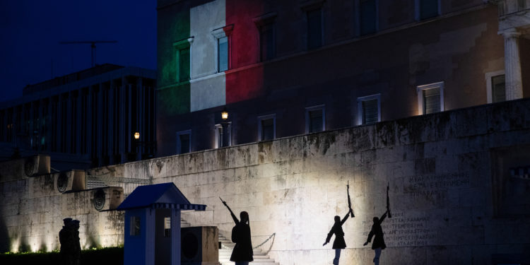 Times: Παρά την απείθαρχη φύση τους, οι Έλληνες δείχνουν μια σπάνια πλευρά τους