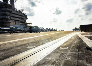 Θετικοί στον κορονοϊό 100 ναύτες του αεροπλανοφόρου Roosevelt αλλά ο Έσπερ αρνείται την εκκένωσή του