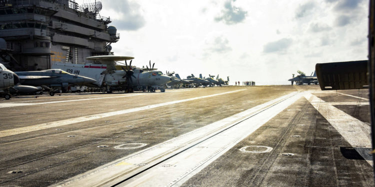 Θετικοί στον κορονοϊό 100 ναύτες του αεροπλανοφόρου Roosevelt αλλά ο Έσπερ αρνείται την εκκένωσή του