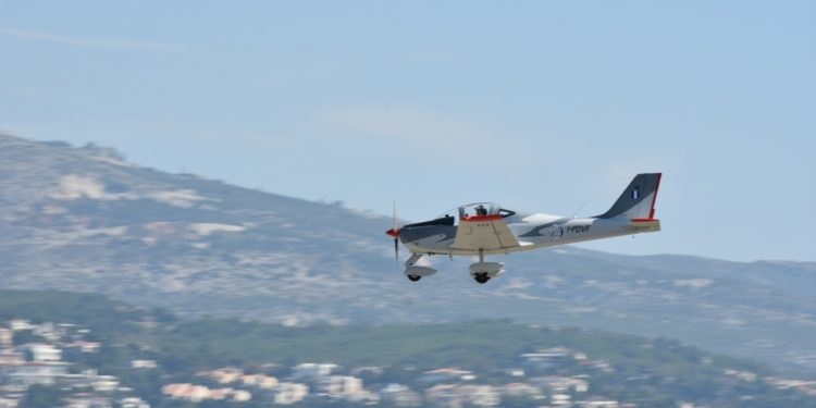 Παραίτηση υπουργού Άμυνας για τη συντριβή εκπαιδευτικού αεροσκάφους