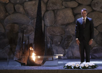 Με την κατάθεση στεφάνου στο Μνημείο Ολοκαυτώματος ολοκλήρωσε το ταξίδι του στο Ισραήλ ο Κυριάκος Μητσοτάκης