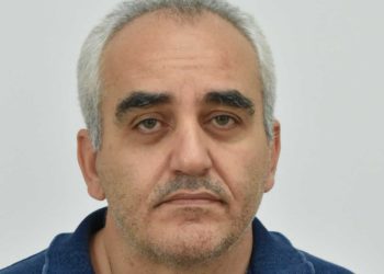 Παρουσιαζόταν ως «πιλότος», «πράκτορας της CIA» και «γιατρός» – Είναι κατηγορούμενος για τους θανάτους τριών ατόμων