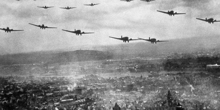 Σαν σήμερα: Το 1940 η Λουφτβάφε βομβαρδίζει το Παρίσι και ο γερμανικός στρατός νικά στη μάχη της Δουνκέρκης