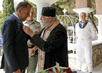 Ο ΥΕΘΑ στο προσκύνημα τμήματος του Τιμίου Σταυρού στον Ι.Ν. Παντανάσσης στο στρατόπεδο «Παπάγου»