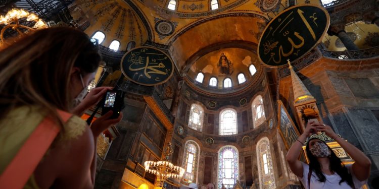 Αγία Σοφία: Έκλεισε για το κοινό το μνημείο – Άρχισαν προετοιμασίες για το τζαμί – Γιατί θα ανοίξει στις 24 Ιουλίου