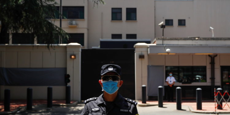 Αντίποινα της Κίνας στις ΗΠΑ: Στον έλεγχο του Πεκίνου το αμερικανικό προξενείο στην Τσενγκντού