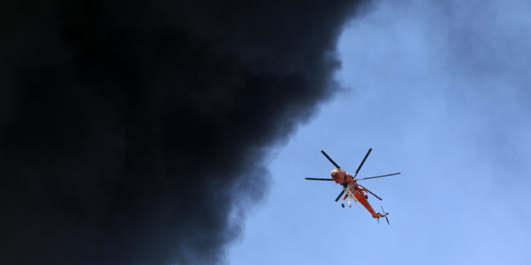 Μεγάλη πυρκαγιά στη Μεταμόρφωση – Πυκνός καπνός στην Αττική – Επιχειρούν ελικόπτερα