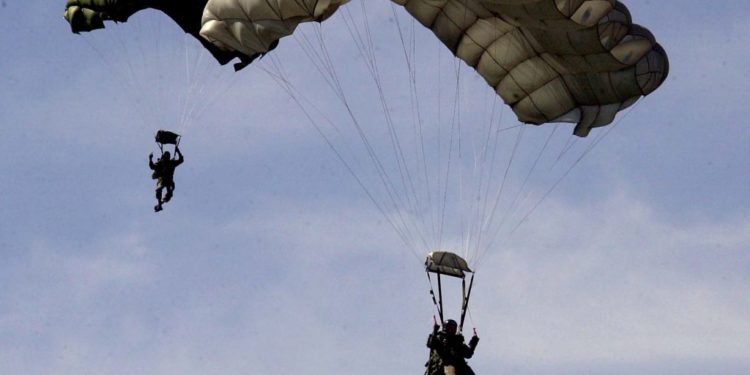 ΓΕΕΘΑ - αλεξιπτωτιστής